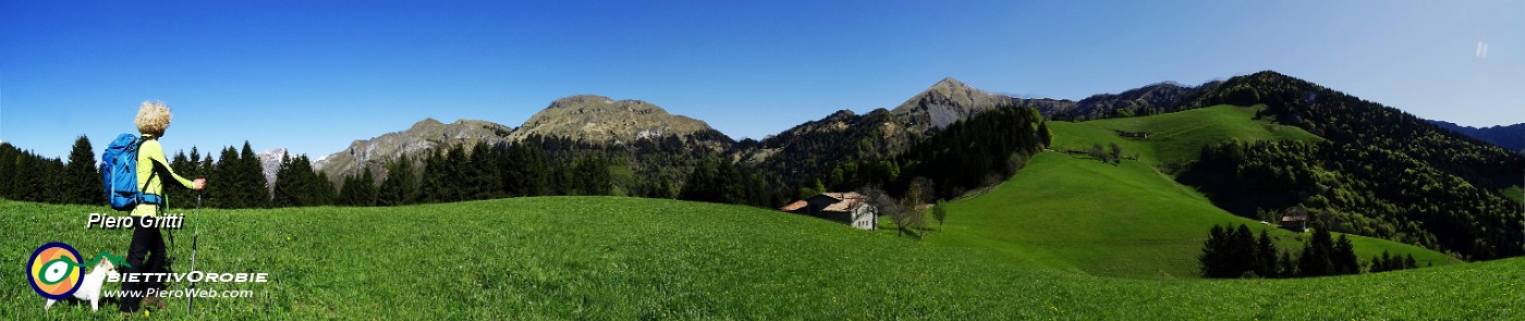 26 Colle Palazzo, distesa di pascoli con baite ben recuperate.jpg